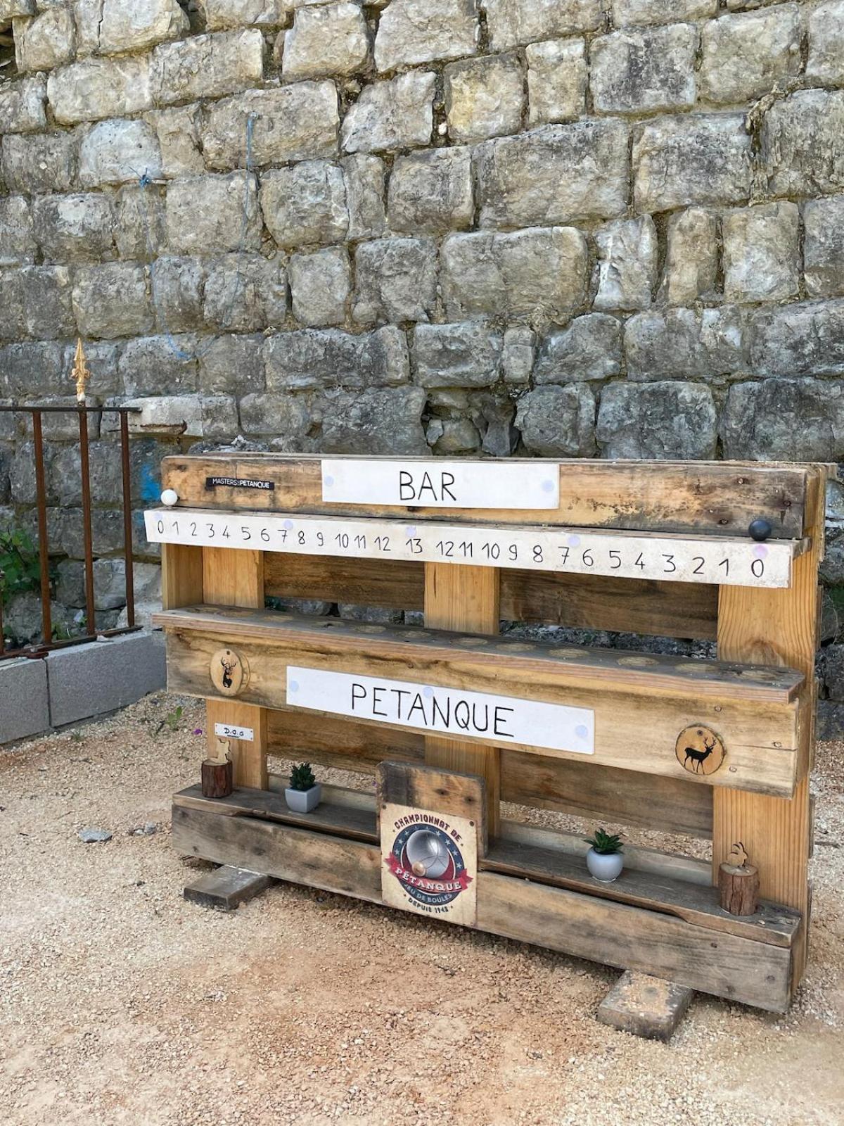 Montmirat Le Castellas - Gite En Pleine Nature מראה חיצוני תמונה