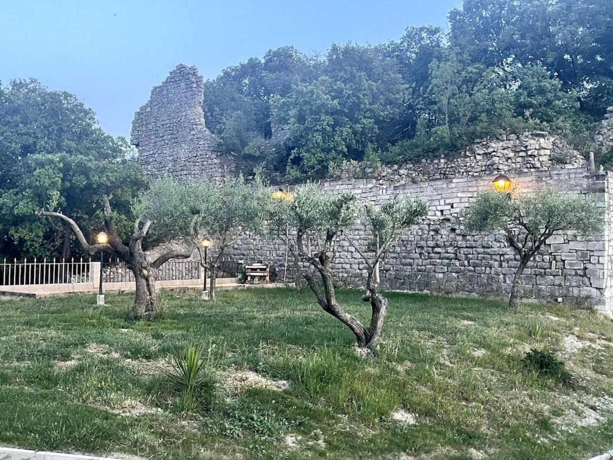 Montmirat Le Castellas - Gite En Pleine Nature מראה חיצוני תמונה