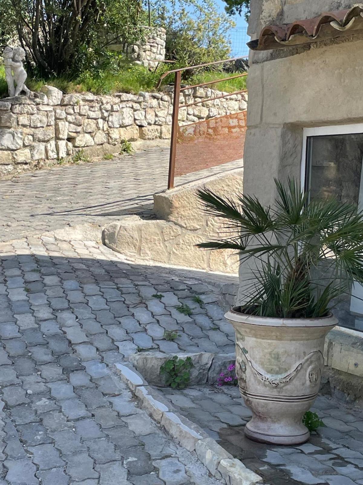 Montmirat Le Castellas - Gite En Pleine Nature מראה חיצוני תמונה