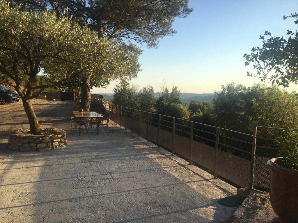 Montmirat Le Castellas - Gite En Pleine Nature מראה חיצוני תמונה