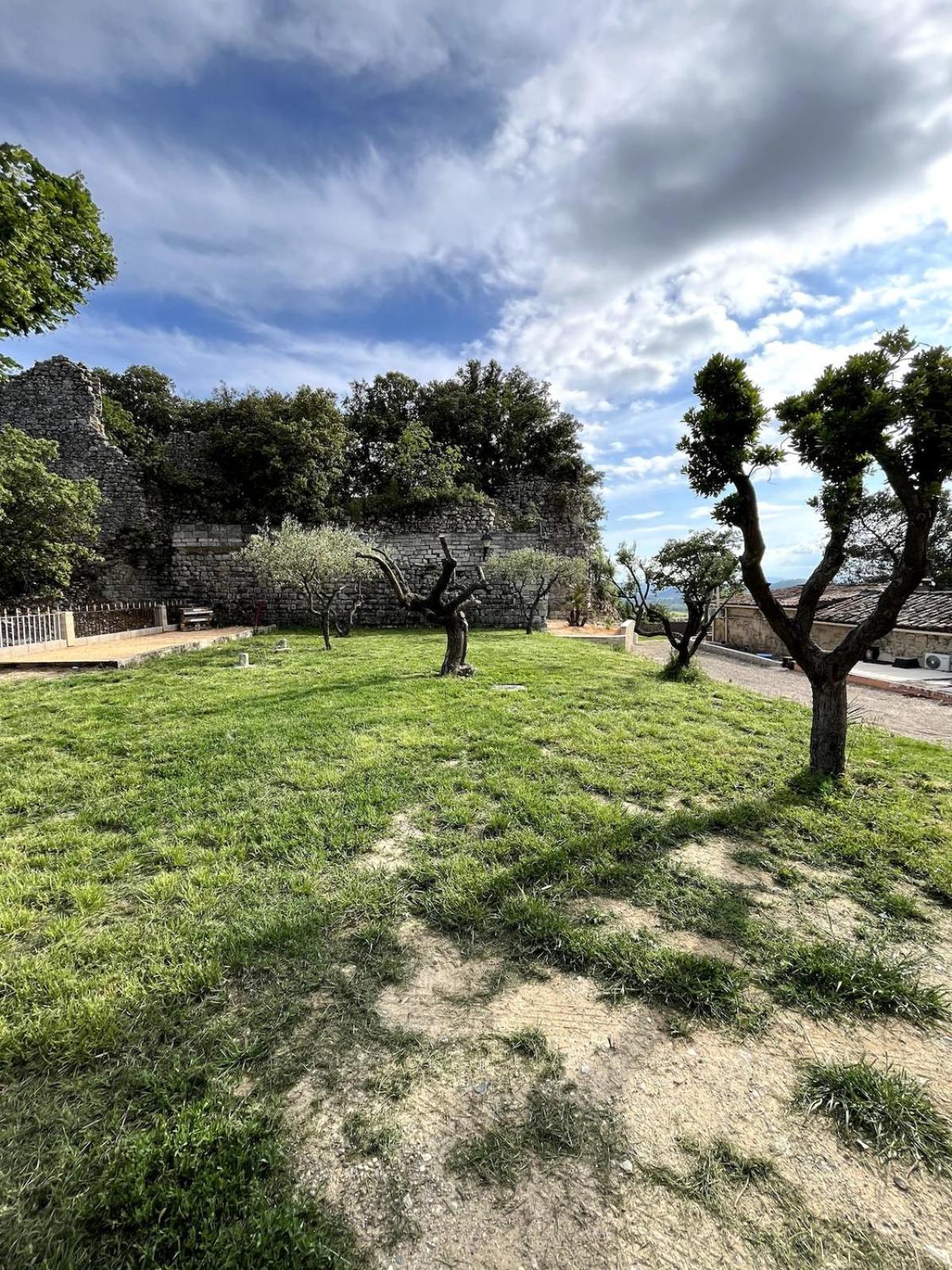 Montmirat Le Castellas - Gite En Pleine Nature מראה חיצוני תמונה