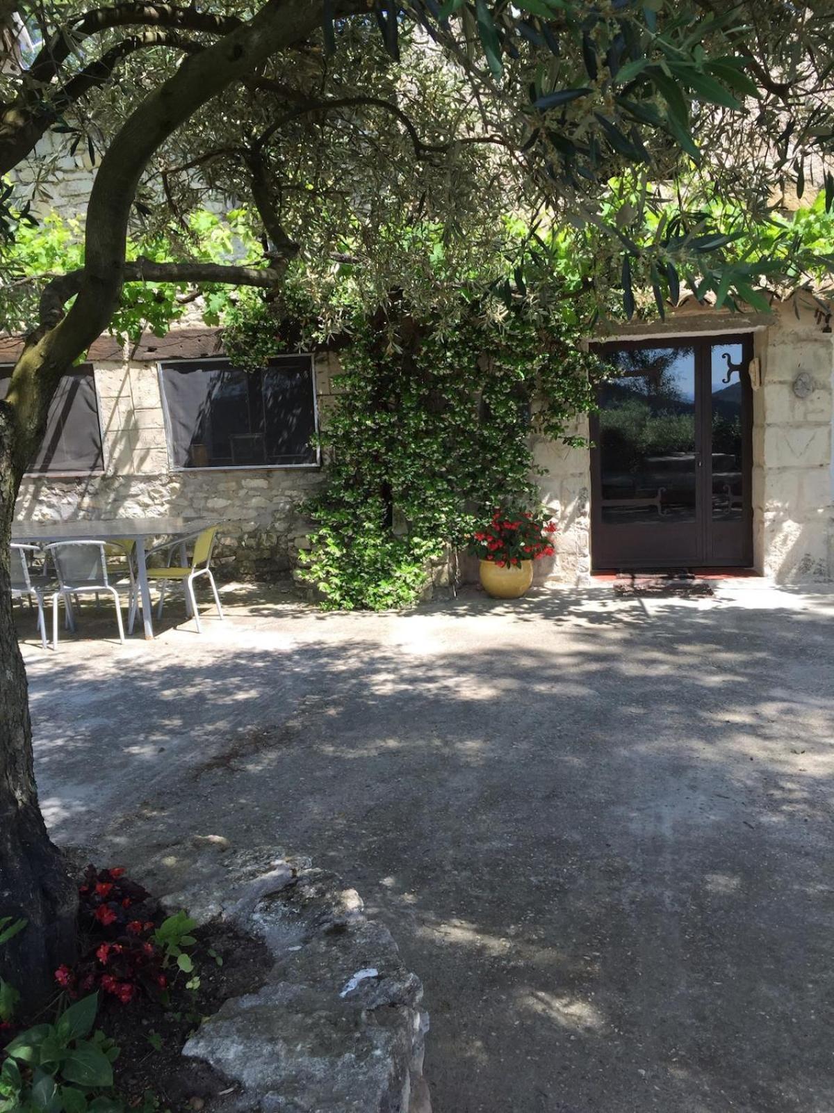 Montmirat Le Castellas - Gite En Pleine Nature מראה חיצוני תמונה